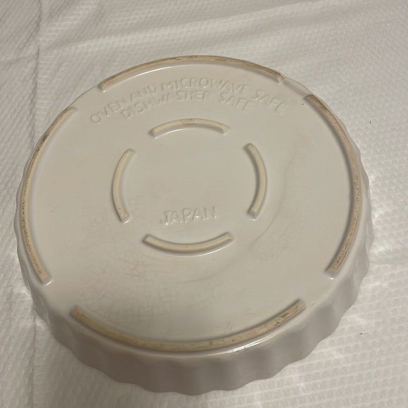 Vintage White Ceramic 9 1/2” Pie Dish. - Picture 5 of 5